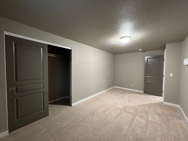 Foto del edificio - 4 Bedroom House For Rent In Hood River