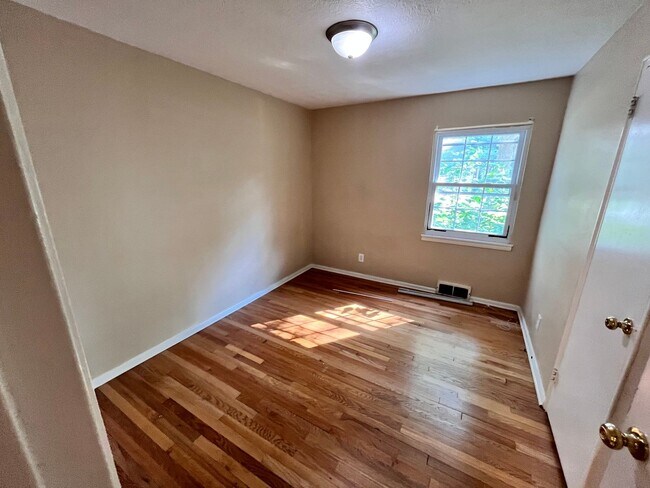 Building Photo - 4 Bedroom House With Large Basement