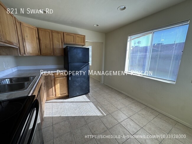 Building Photo - 821 N Swan Rd