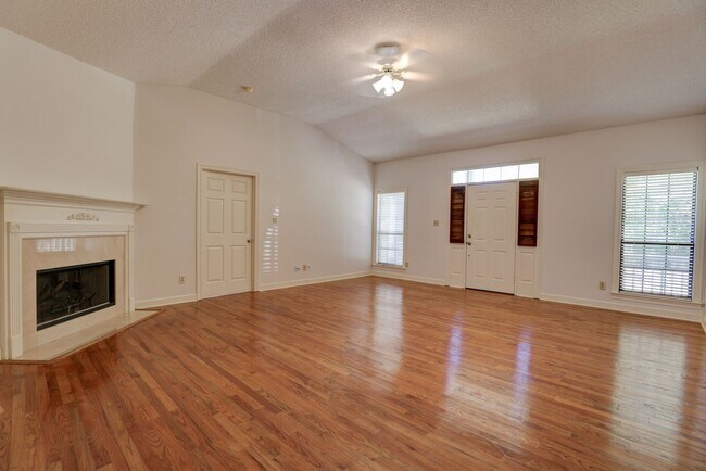 Foto del edificio - Large three bedroom, two bath home for ren...