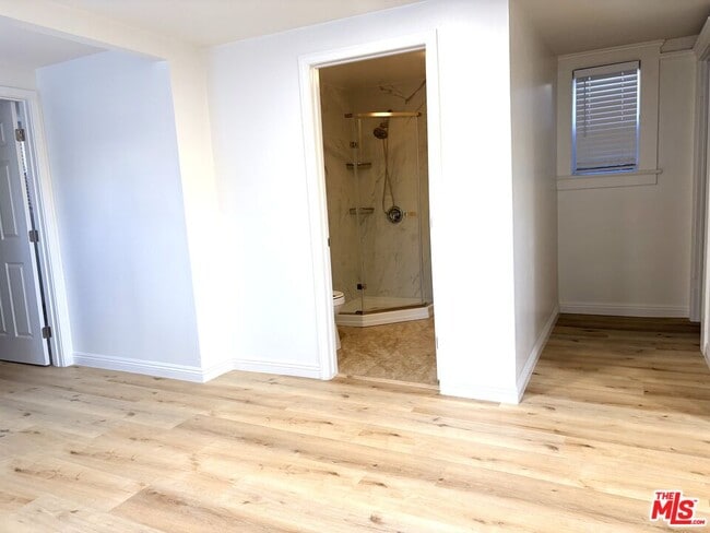 Building Photo - 2631-2631 1/2 W 17th St