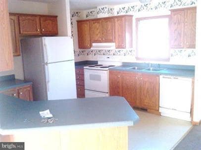 Building Photo - Available Now! Large 5 Bed 3 Bath home in town with a large backyard!