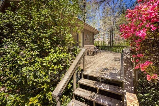 Building Photo - 266 Sandy Creek Trail