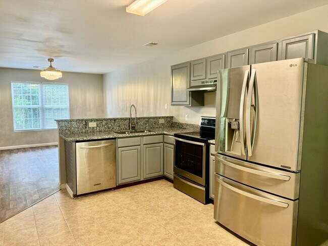 Building Photo - 3 Bedroom 2 Bath Brick Ranch