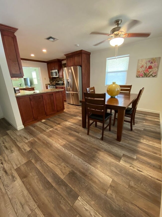 Building Photo - 2/2 single family house with big yard near downtown and beach!