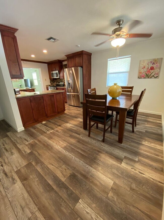 Foto del edificio - 2/2 single family house with big yard near downtown and beach!