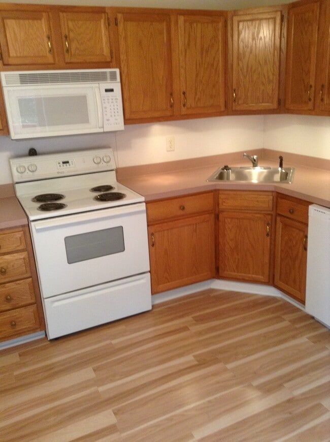 Electric Stove/Microwave - 5269 E Trindle Rd