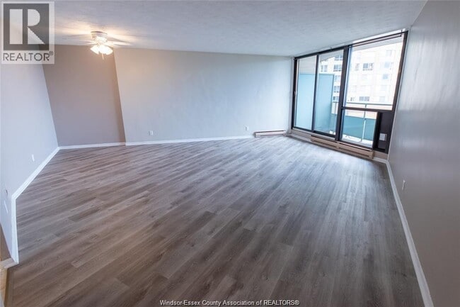 Photo du bâtiment - 111 Riverside Dr E