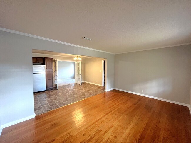 Foto del edificio - New Paint & Carpet!