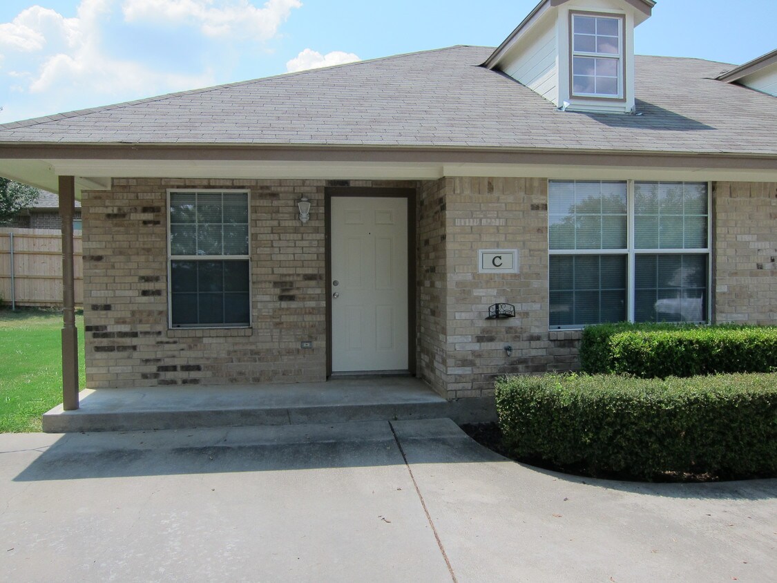 805 N Washington St, Pilot Point, TX 76258 Apartments in Pilot Point
