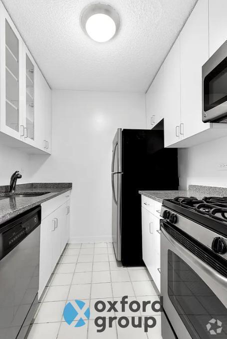 Building Photo - 245 W 87th St