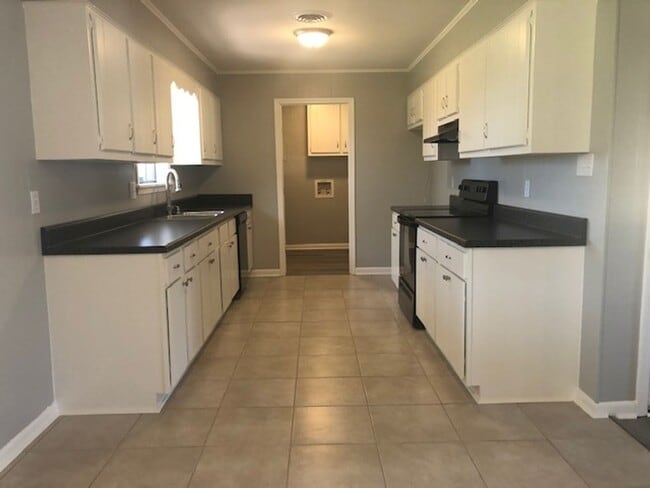 Building Photo - Renovated 3 Bedroom 2 Bath Home for Rent!!
