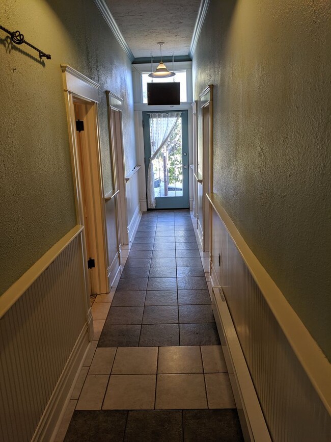 Foto del edificio - Beautiful 2 bed 1 bath apartment on Main s...