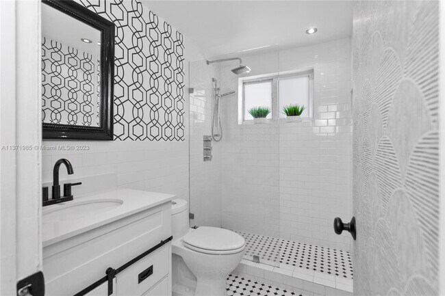 Building Photo - 641 Española Way