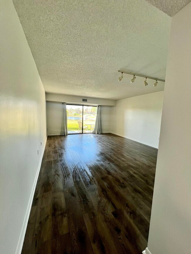 Building Photo - 4657 Fountains Dr S