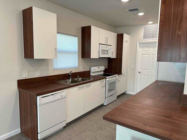 Foto del edificio - 7410 SW 10th Ct
