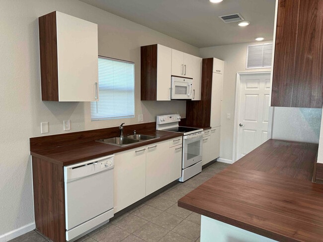 Building Photo - 7410 SW 10th Ct