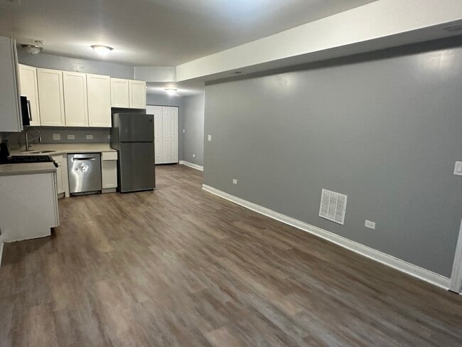 Building Photo - 1523 S Karlov Ave