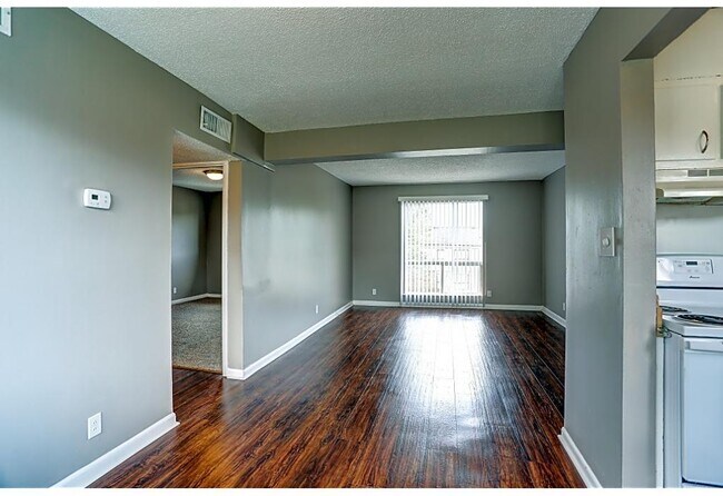 Building Photo - 501 Laurel DR NW