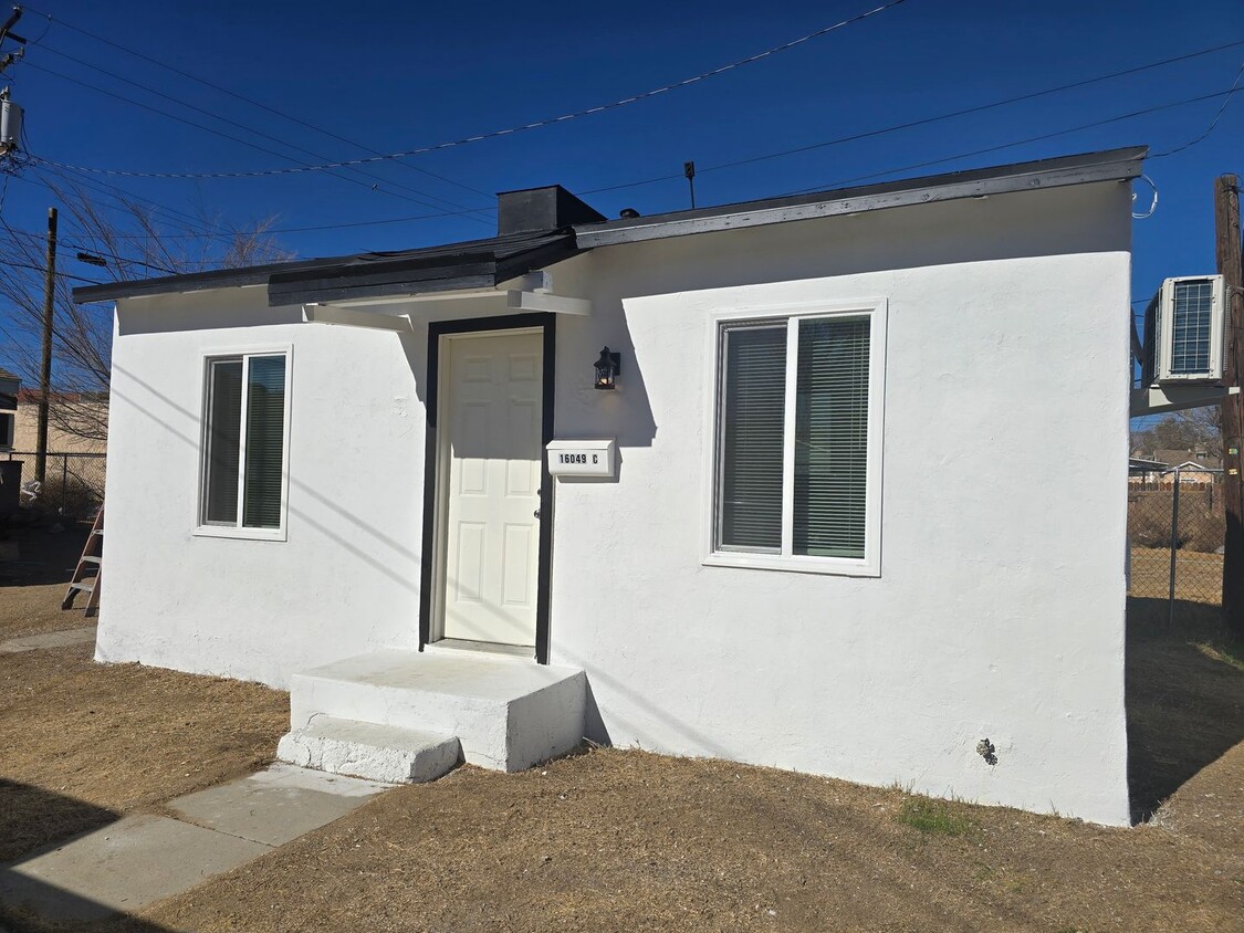 Foto principal - MOJAVE, CA , Charming 1-Bedroom, 1-Bathroo...