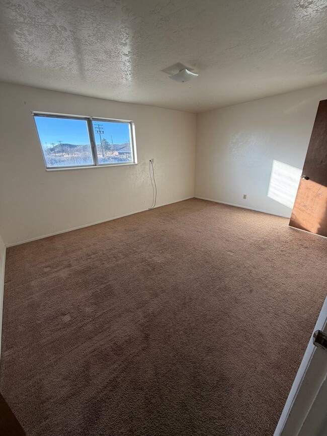 Building Photo - CS-1070/1080 E 800 N Bookcliff Apartments