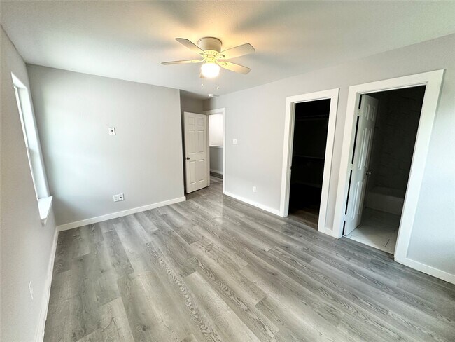 Foto del edificio - 8215 Crestview Dr
