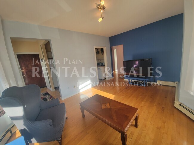 Building Photo - 456 Centre St