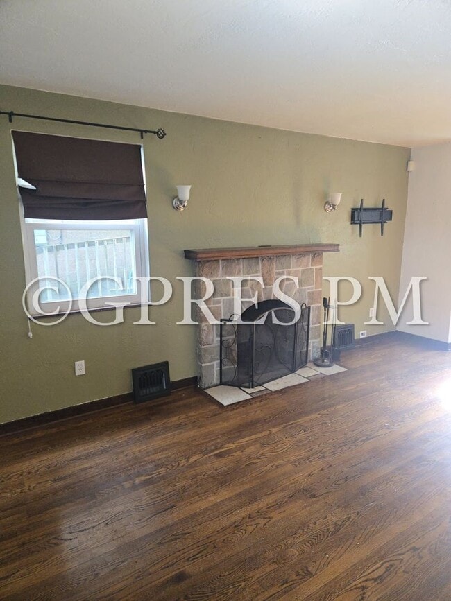 Building Photo - Welcome to this charming 3-bedroom, **Pric...