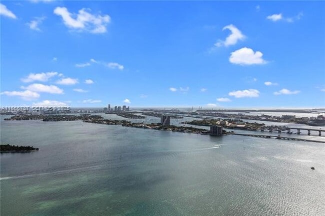 Foto del edificio - 700 NE 24th St