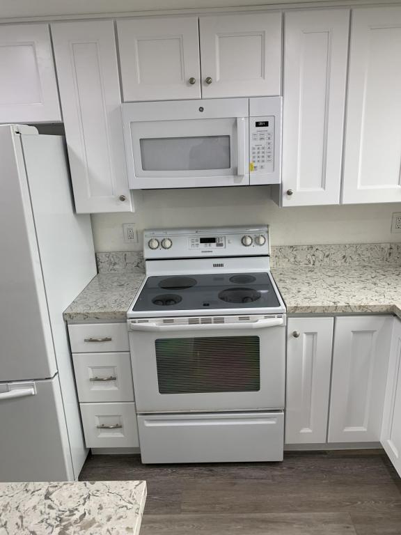 Foto del edificio - 4024 Crystal Dawn Ln