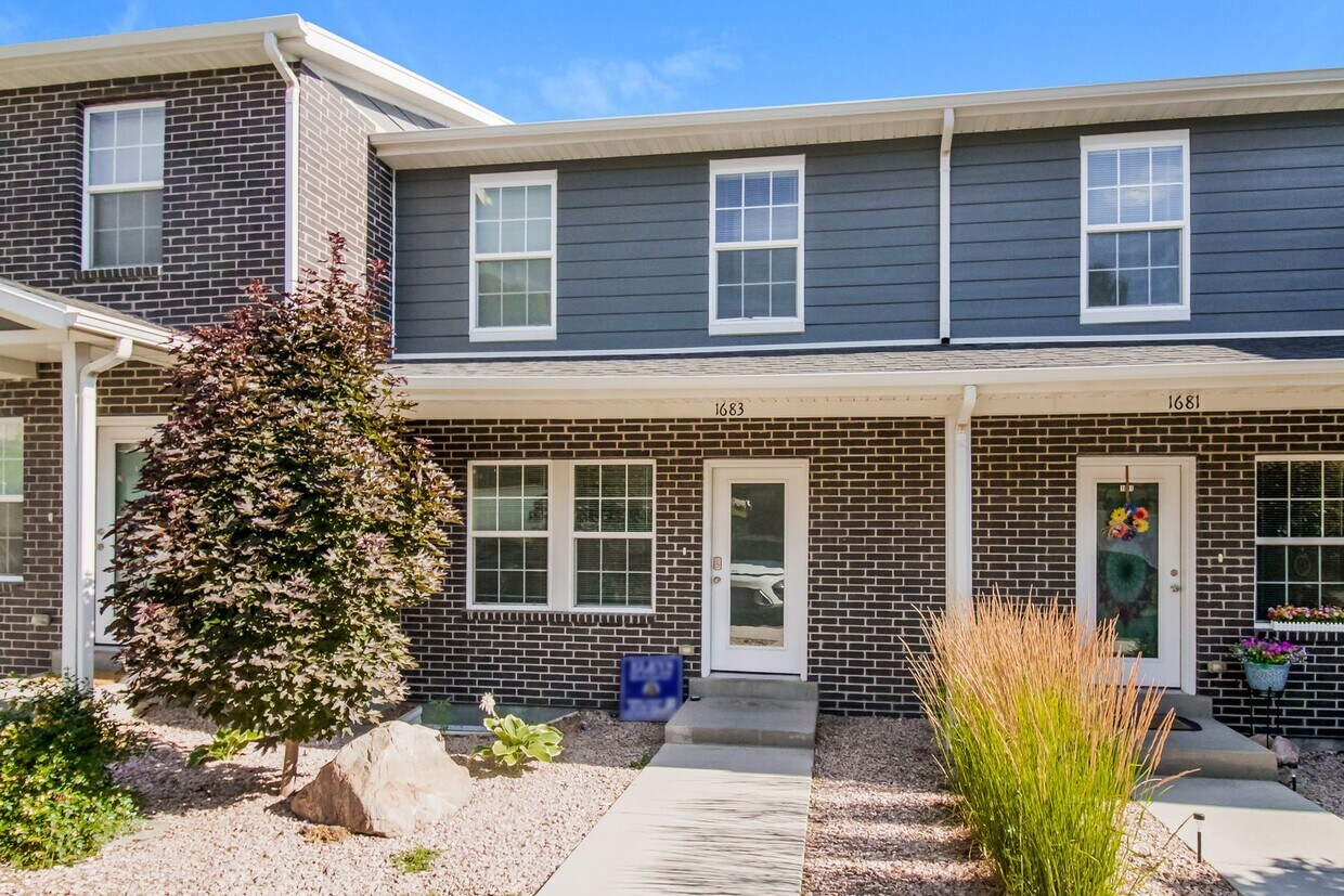 Foto principal - Spacious 3 Bed, 2.5 Bath Pet-Friendly Home with Central Air & Carport Parking! - Available on Jan...