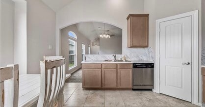 Building Photo - 12418 King Louis Dr