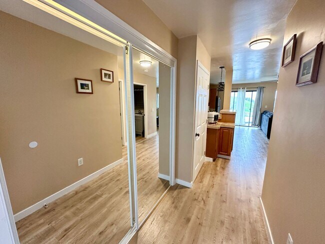 Foto del edificio - Quiet 1 Bedroom 1 Bathroom Furnished Apart...