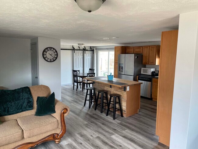 Open living room dining room - 808 Burt St
