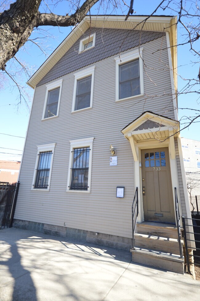 Building Photo - 1733 N Sheffield Ave