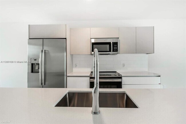 Building Photo - 2 br, 2.5 bath House - 2505 NE 193rd St Un...