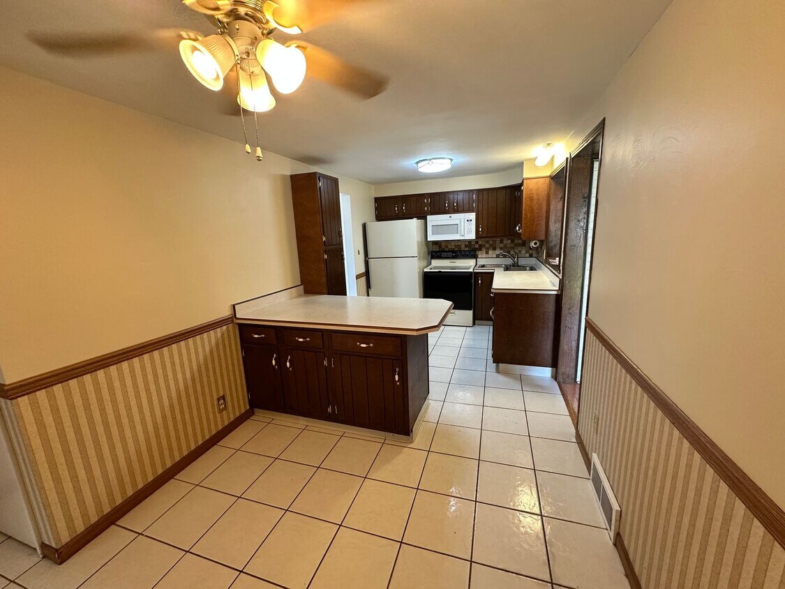 Homestead / Munhall - 2+ BR Single Family Home, AC, Garage, Yard, Bonus! - Homestead / Munhall - 2+ BR Single Family ...