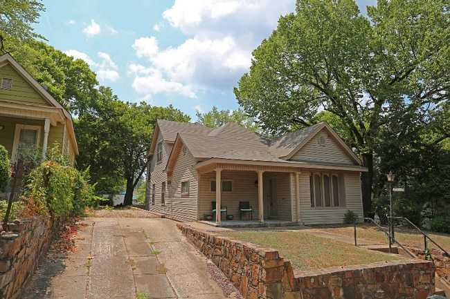 Building Photo - 102 S Schiller St