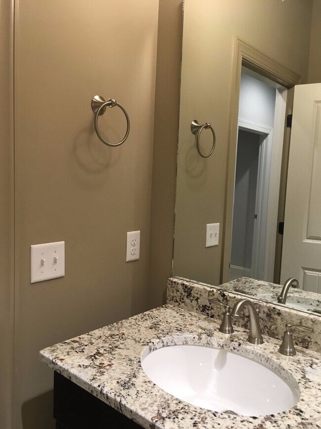 Building Photo - Charming 3 Bedroom available in Auburn!