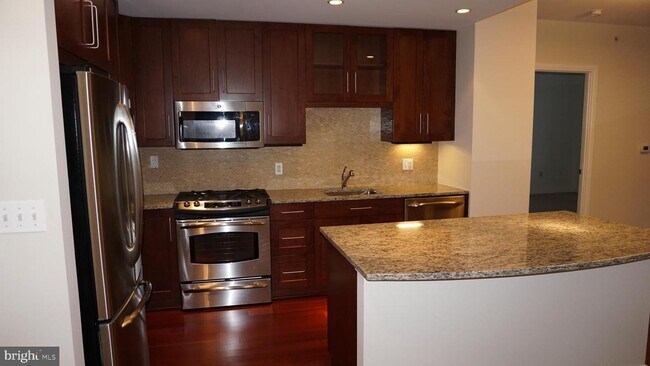 Building Photo - 8220 Crestwood Heights Dr