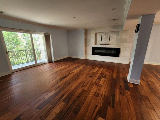 Building Photo - Modern Townhouse - Price Just Reduced!