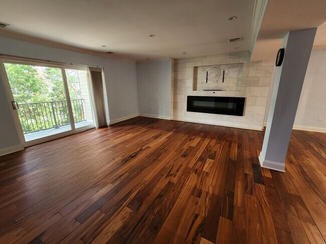 Foto del edificio - Modern Townhouse - Price Just Reduced!