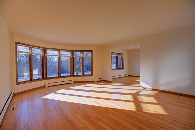 Building Photo - 5715 N Cicero Ave