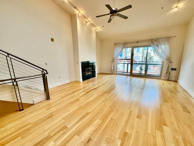 Building Photo - Tri-Level 1 Bed + 1 Loft / 2.5 Bath Condo ...