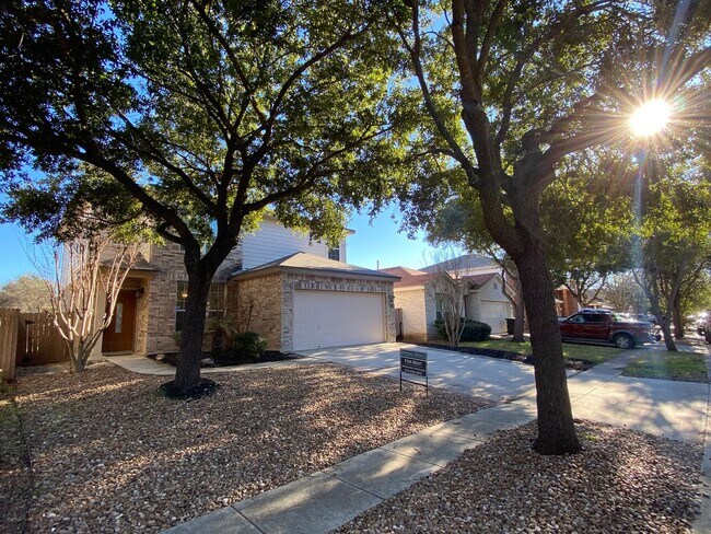 Foto del edificio - Spacious Three-Bedroom Home in Great Locat...