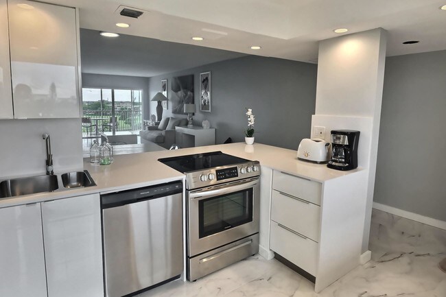 Building Photo - 3050 N Palm Aire Dr
