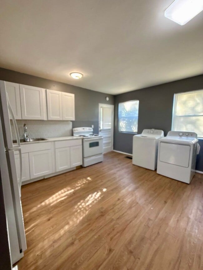 Building Photo - Great affordable apartment in St. Nicholas!