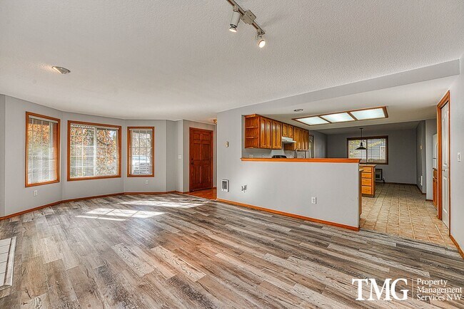 Foto del edificio - Bright 3 Bed 2 Bath Pet Friendly Ranch Hom...