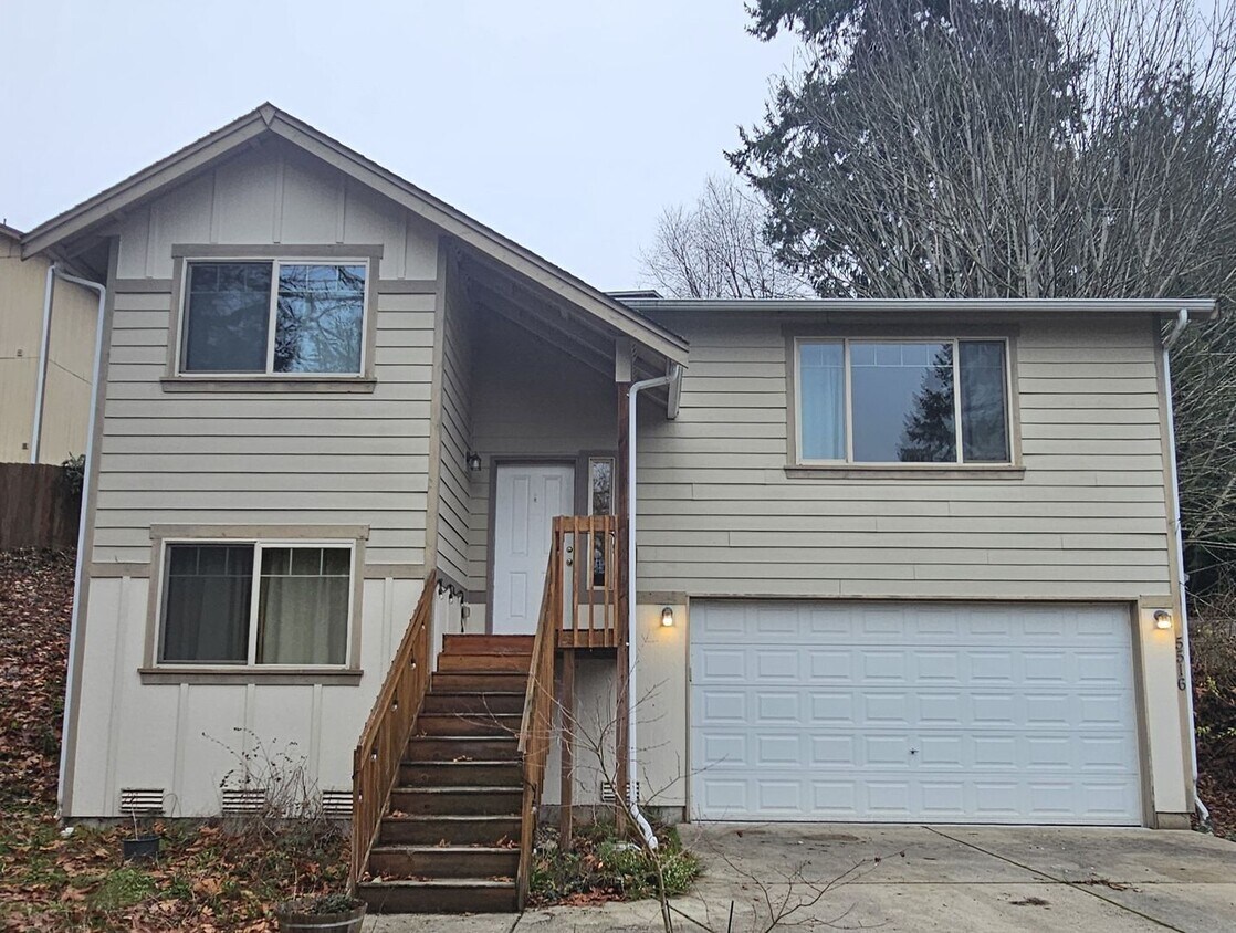 Foto principal - Spacious 3-Bedroom Split-Level with Bonus Room and 2-Car Garage