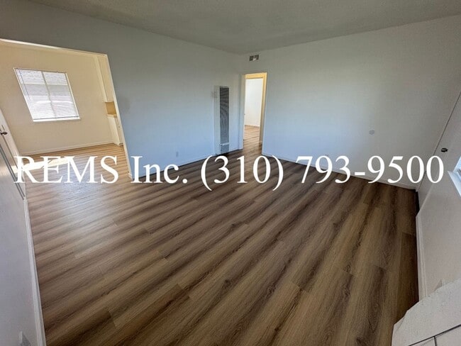 Foto del edificio - Refurbished Unit with a 1 Car Garage and L...